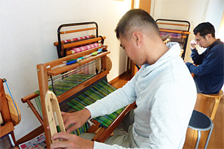 手織りの製作風景